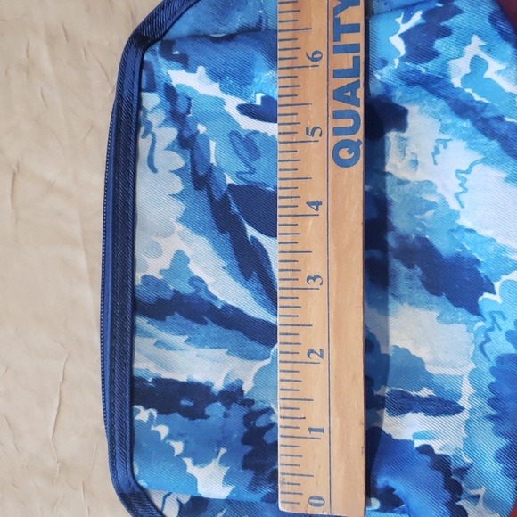 Estee Lauder Floral Blue Cosmetic Bag. - Picture 10 of 12